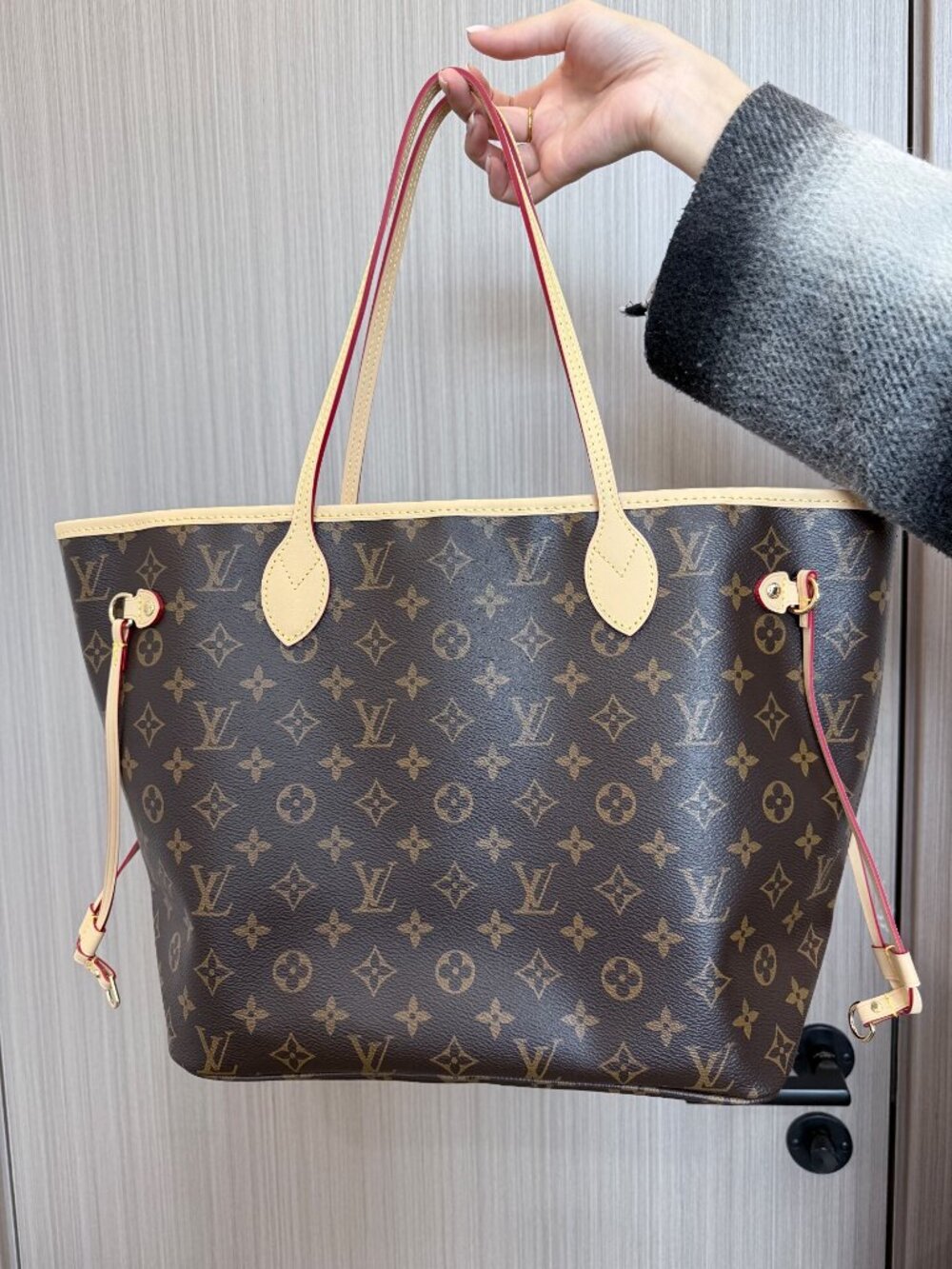 Louis Vuitton Neverfull, specifically the MM (Medium) size in theiconic Monogra - Picture 3 of 8